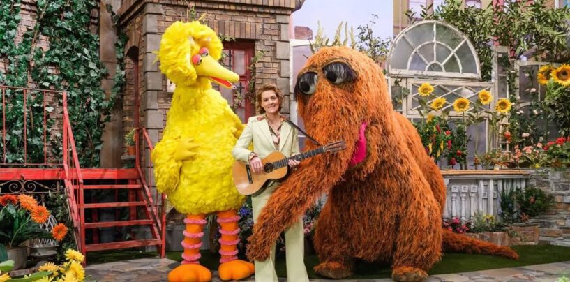 Regardez Brandi Carlile interpréter la nouvelle chanson « That’s Why We Love Nature » sur « Sesame Street »