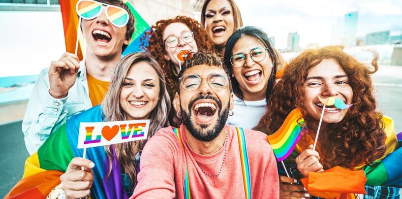 L’identification LGBTQ+ atteint un nouveau sommet de 7,6 % parmi les adultes américains, selon Gallup