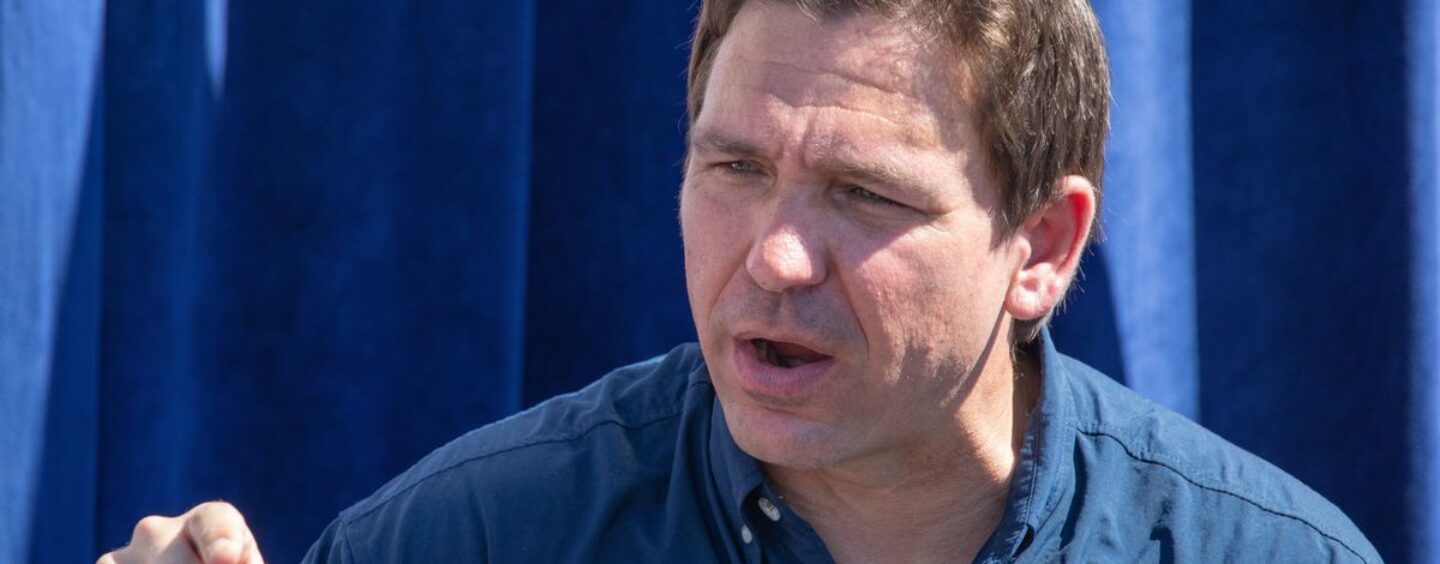 Ron DeSantis est tellement PERDANT que 21 de ses projets de loi anti-LGBTQ échouent alors que nous ricanons