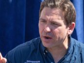 Ron DeSantis est tellement PERDANT que 21 de ses projets de loi anti-LGBTQ échouent alors que nous ricanons