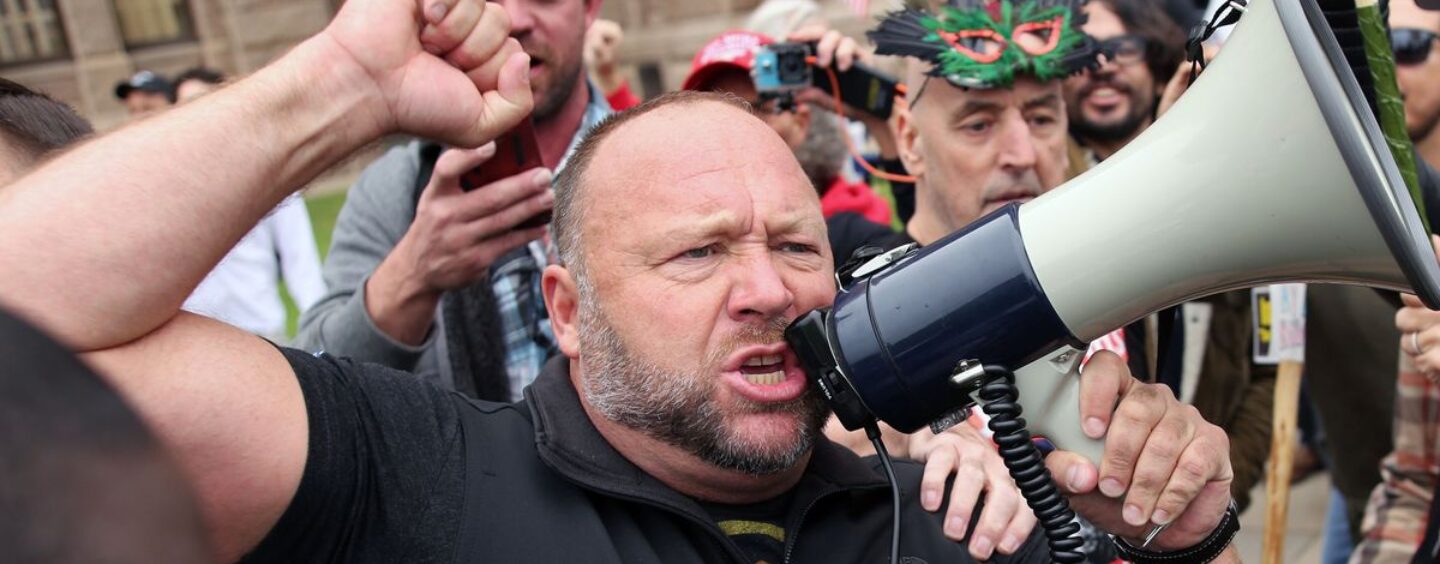 Alex Jones RÔTI pour avoir dit qu’il allait « manger ton cul de gauche » et ensuite aggraver les choses
