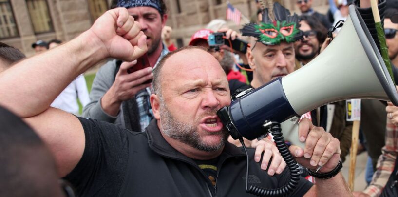 Alex Jones RÔTI pour avoir dit qu’il allait « manger ton cul de gauche » et ensuite aggraver les choses