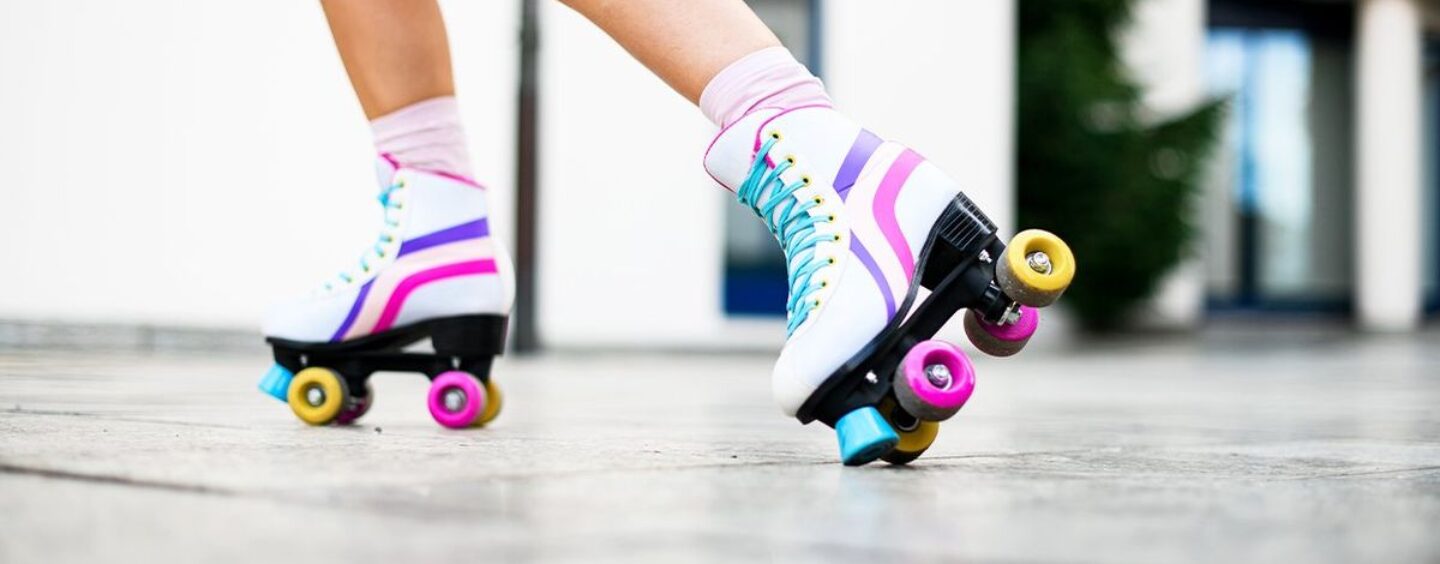 Cette ligue féminine de roller derby défend les athlètes trans en poursuivant leur comté en justice