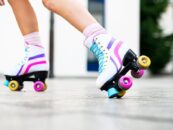 Cette ligue féminine de roller derby défend les athlètes trans en poursuivant leur comté en justice