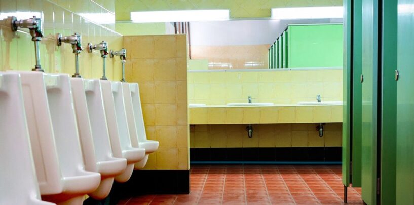 Un pont, une clôture à rails fendus, les toilettes d’un lycée et une peau toute crue