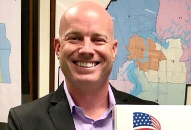 Un vétéran de la Marine s’oppose au défenseur de l’école à la maison soutenu par Moms for Liberty pour le siège du conseil scolaire de Floride