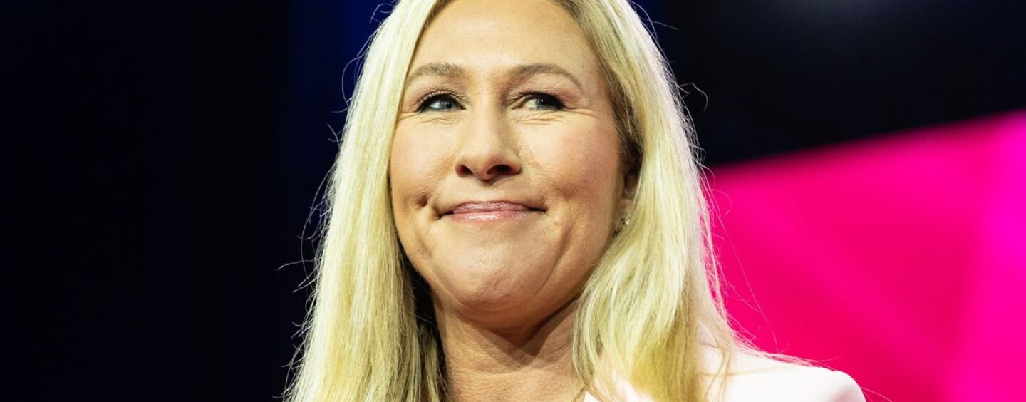La reine MAGA, Marjorie Taylor Greene, se vante du financement contre lequel elle a voté et se fait traîner