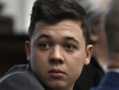 Regardez Kyle Rittenhouse fuir la scène après que des étudiants manifestants l’ont hué pendant que nous RIRE