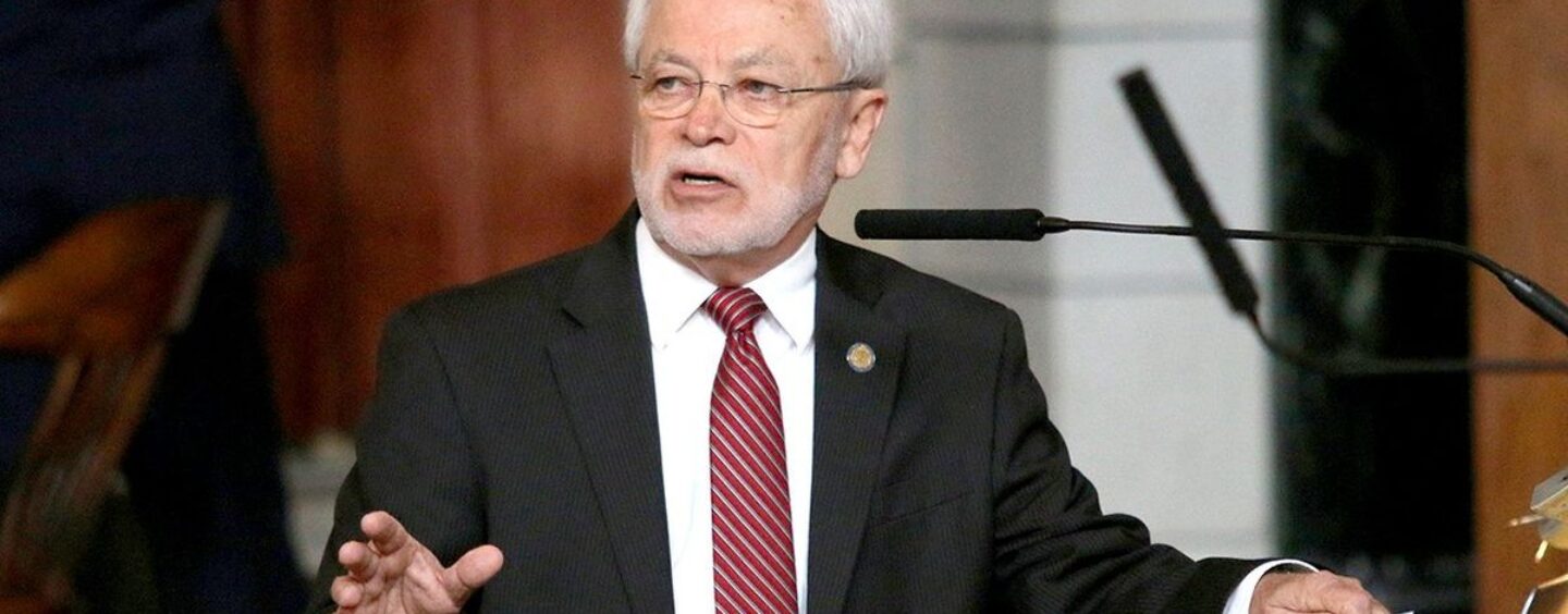 Un sénateur « cruel » du Nebraska a fait l’objet d’une enquête après avoir utilisé le nom d’un collègue dans une scène de viol