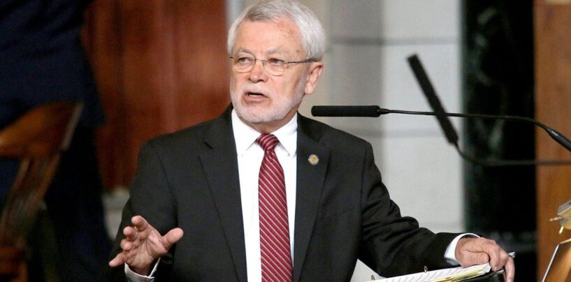 Un sénateur « cruel » du Nebraska a fait l’objet d’une enquête après avoir utilisé le nom d’un collègue dans une scène de viol