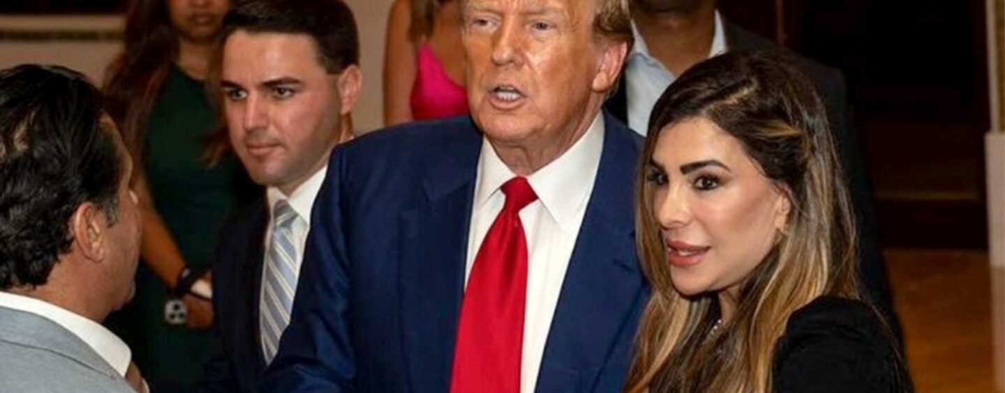 Siggy Flicker, la « vraie femme au foyer » de MAGA, est mise de côté par Donald Trump et nous hurlons