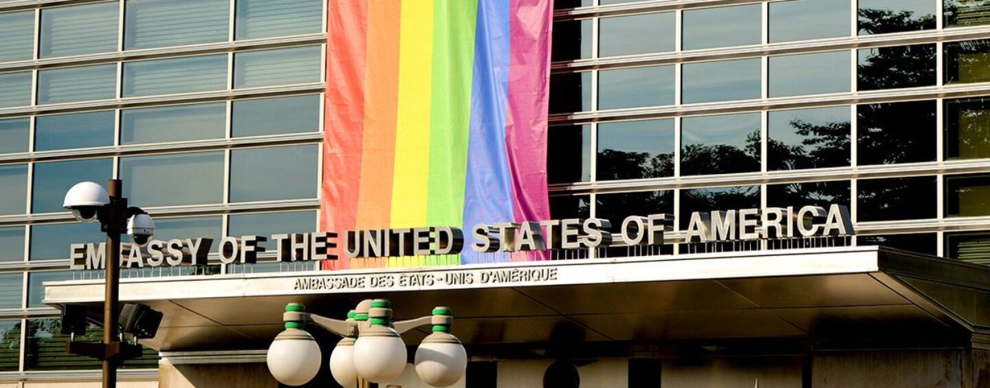 Biden sacrifie les drapeaux de la fierté LGBTQ+ dans les ambassades américaines pour adopter un projet de loi de dépenses « critique »