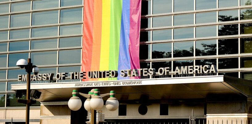 Biden sacrifie les drapeaux de la fierté LGBTQ+ dans les ambassades américaines pour adopter un projet de loi de dépenses « critique »
