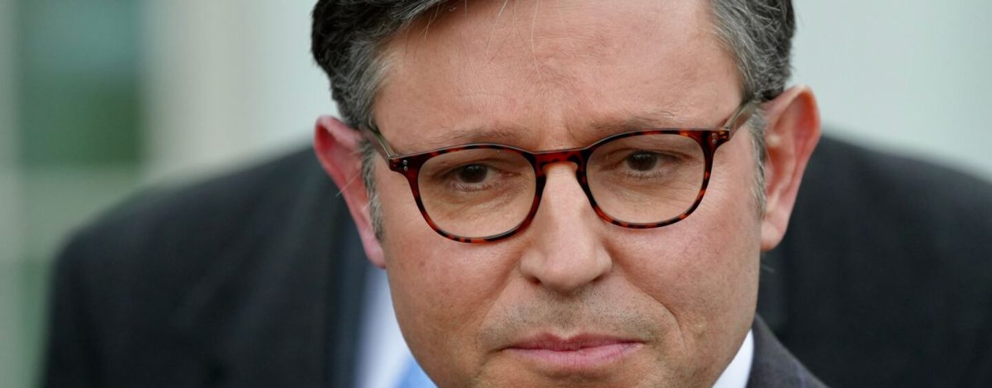 7 choses les plus HUMILIANTES que le président républicain Mike Johnson ait jamais faites