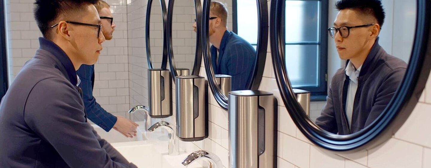 Comment rendre les toilettes plus sûres pour les personnes trans et non binaires