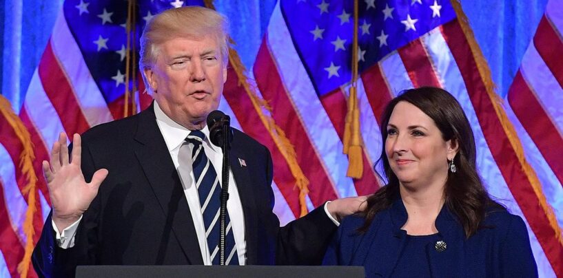 Ronna McDaniel, ligotée par ses mensonges sur Trump, se noie dans un aquarium qu'elle a fabriqué