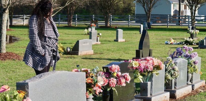 Les projets de loi anti-LGBTQ+ de la législature de l'Alabama menacent les jeunes et portent atteinte à l'héritage d'un adolescent gay, selon les critiques