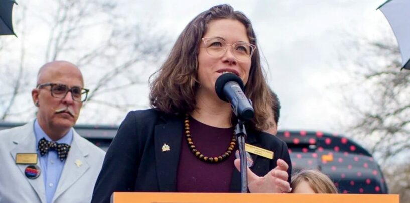 Alors que même les États bleus ne sont pas à l'abri des lois anti-LGBTQ+, cette maire queer protège sa ville