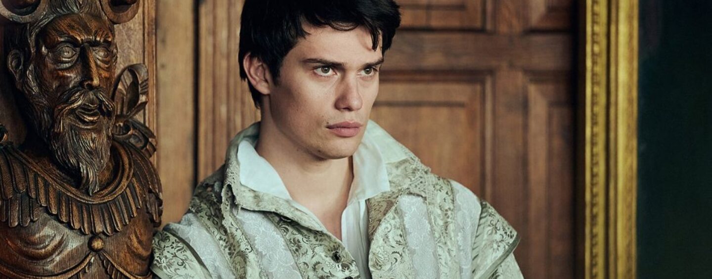 Nicholas Galitzine a filmé TELLEMENT de scènes de sexe de « Mary & George » en 1 jour et nous avons des haut-le-cœur