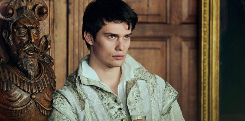 Nicholas Galitzine a filmé TELLEMENT de scènes de sexe de « Mary & George » en 1 jour et nous avons des haut-le-cœur