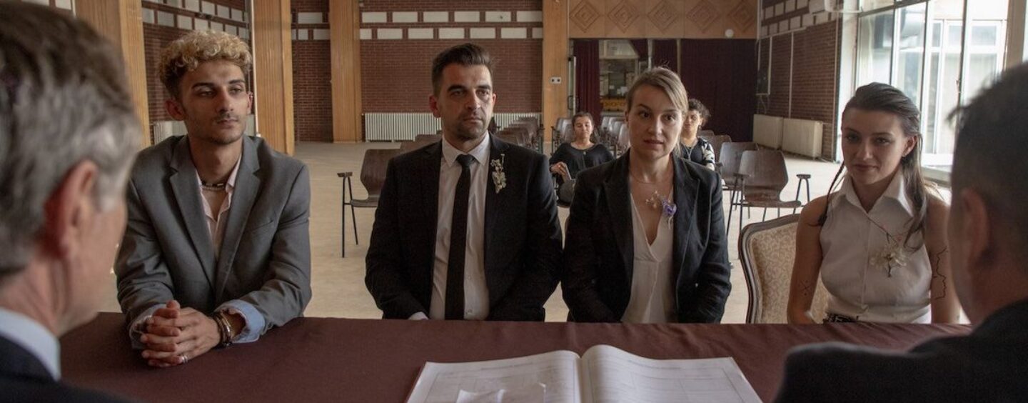 La famille queer choisie par Housekeeping for Beginners a un début difficile dans un clip exclusif