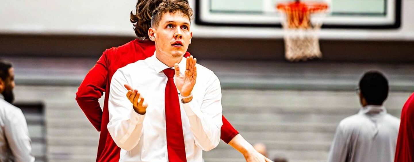 Le succès de Matt Lynch : Comment un entraîneur de basket gay a mené son équipe à la victoire