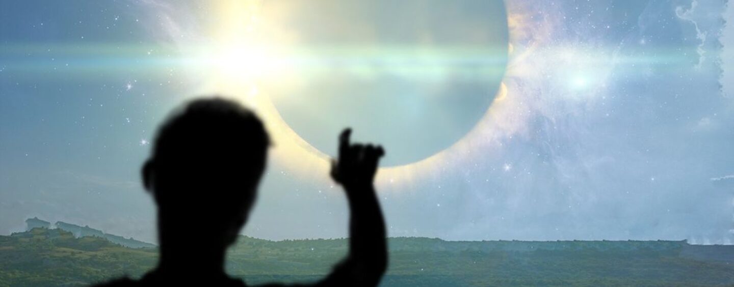 Une éclipse solaire est proche – voici ce que cela signifie astrologiquement pour les homosexuels