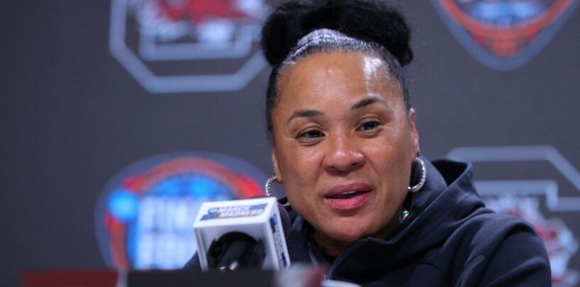 Dawn Staley, de Caroline du Sud, soutient les athlètes transgenres avant le match de championnat