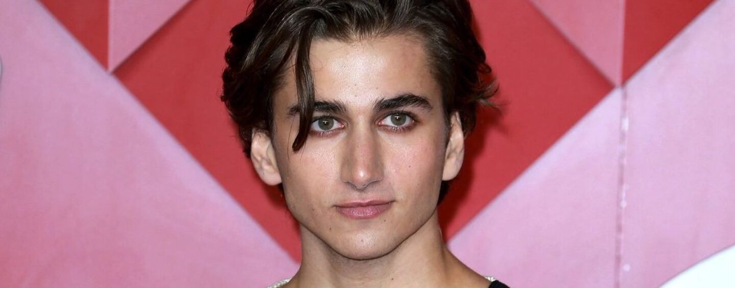 Sebastian Croft veut jouer dans une comédie romantique queer et écrase durement cette célébrité masculine