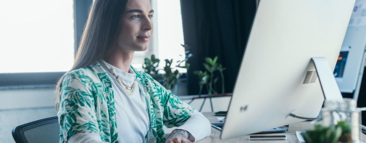 Les entreprises sont moins susceptibles d'embaucher des candidats non binaires en utilisant les pronoms « ils »