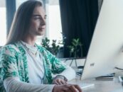 Les entreprises sont moins susceptibles d'embaucher des candidats non binaires en utilisant les pronoms « ils »