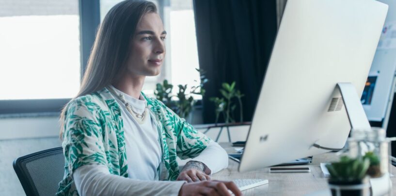Les entreprises sont moins susceptibles d'embaucher des candidats non binaires en utilisant les pronoms « ils »