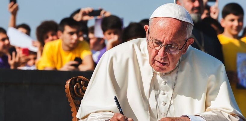 Le pape François n'arrive pas à décider si l'Église doit accueillir ou condamner les personnes trans