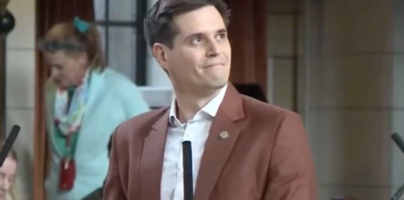 REGARDER : Un sénateur gay de l’État répond avec émotion au projet de loi ciblant les jeunes trans