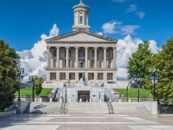 Le Sénat du Tennessee adopte un projet de loi faisant du « recrutement » pour les soins aux jeunes trans un crime