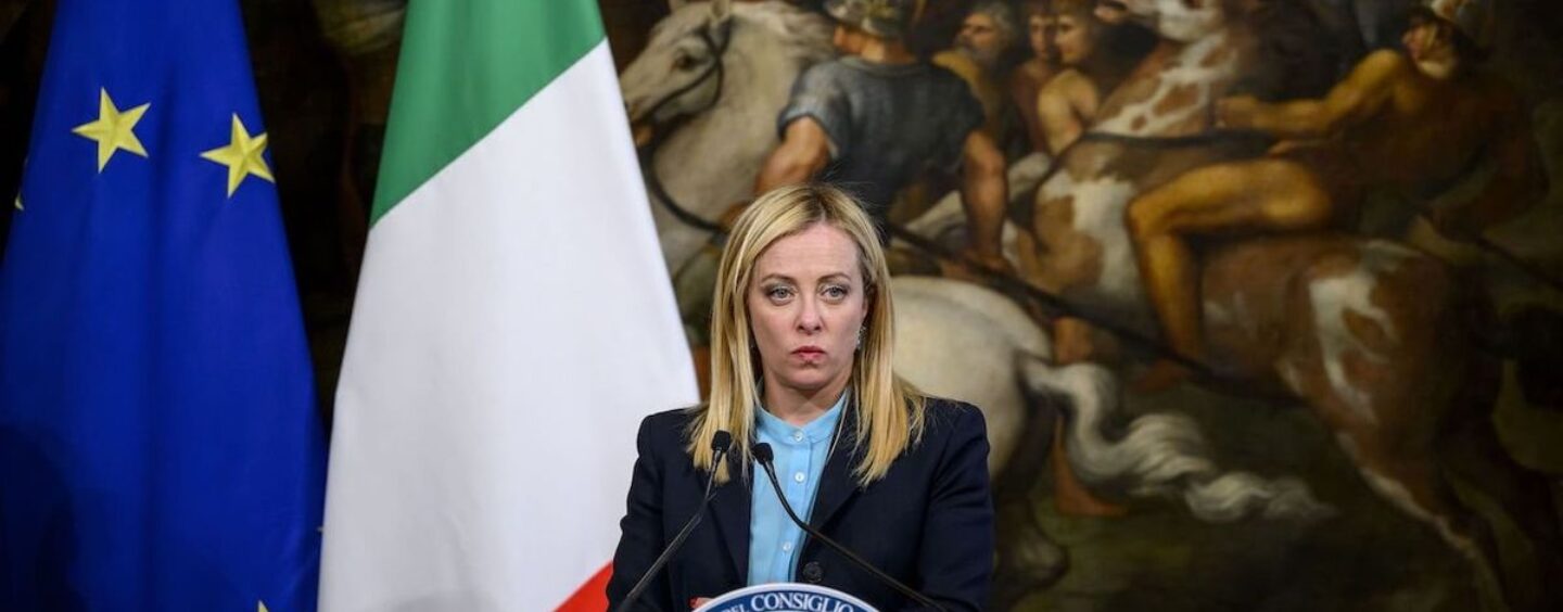 Le Premier ministre italien qualifie la maternité de substitution d' »inhumaine », alors que son parti soutient des sanctions plus sévères