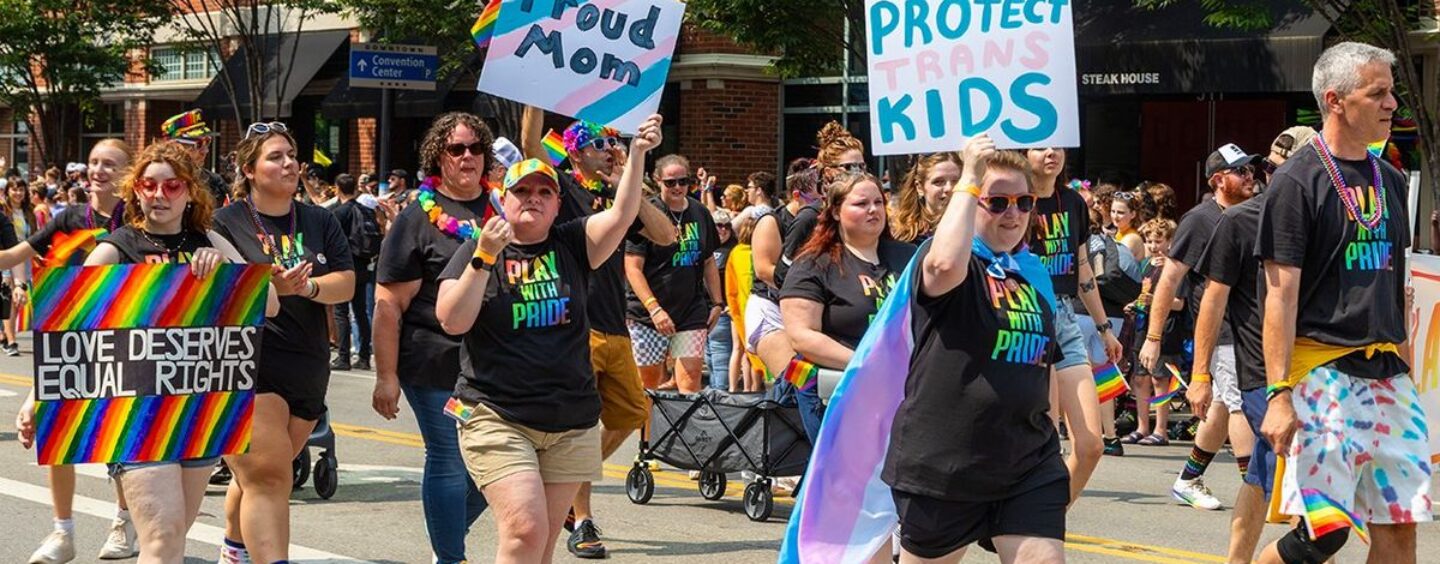 Un tribunal de l’Ohio bloque temporairement l’interdiction des soins d’affirmation de genre pour les jeunes trans