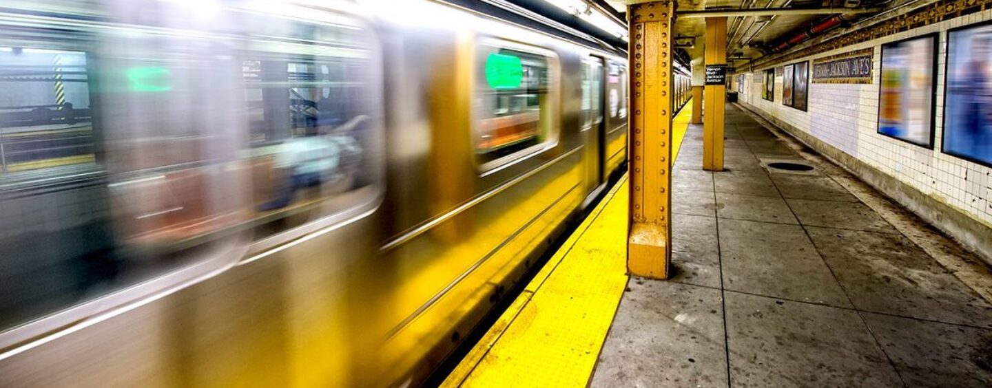 Une femme trans perd le bas de ses jambes lors d’une attaque dans le métro de New York. Maintenant, des amis se mobilisent pour l'aider