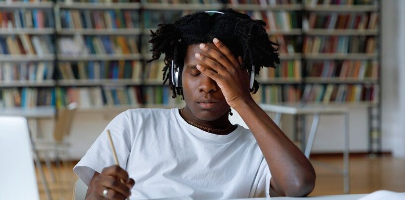 Les sorties forcées entraînent des taux de dépression élevés chez les jeunes LGBTQ+, mais la législation persiste