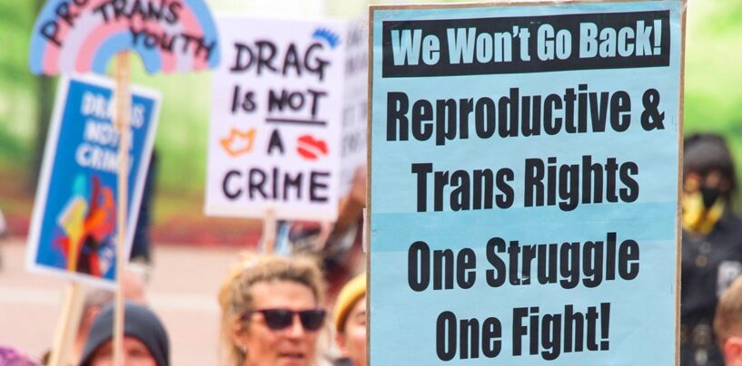 Le Maine signe le projet de loi sur le sanctuaire des trans et de l'avortement, malgré de violentes menaces