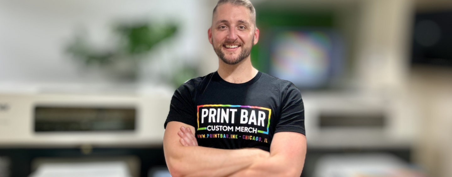 De la passion à la fierté : rencontrez Ryan Engelbrecht, l'esprit créatif derrière les designs LGBTQ+ emblématiques de Print Bar