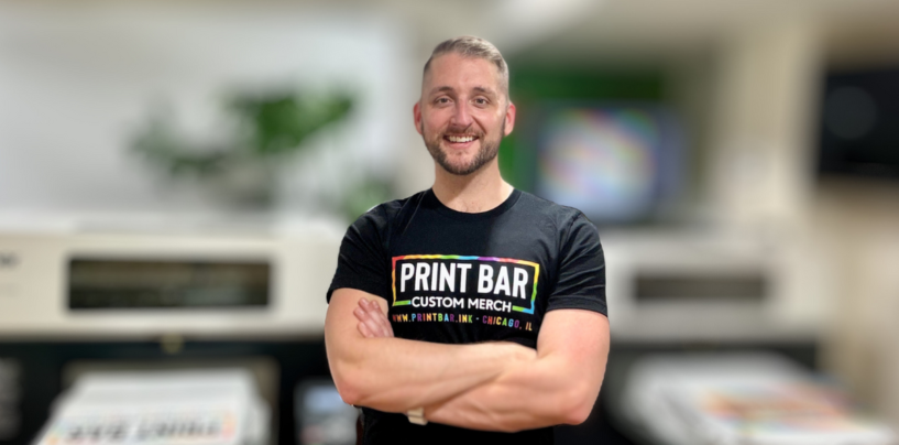 De la passion à la fierté : rencontrez Ryan Engelbrecht, l'esprit créatif derrière les designs LGBTQ+ emblématiques de Print Bar
