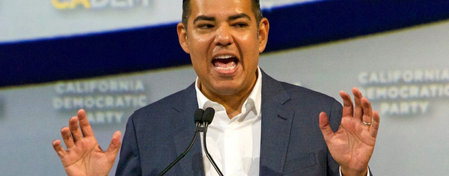 Le démocrate Robert Garcia vient de recevoir un Thirsty Award et sa réponse est la chose la plus GAY jamais vue