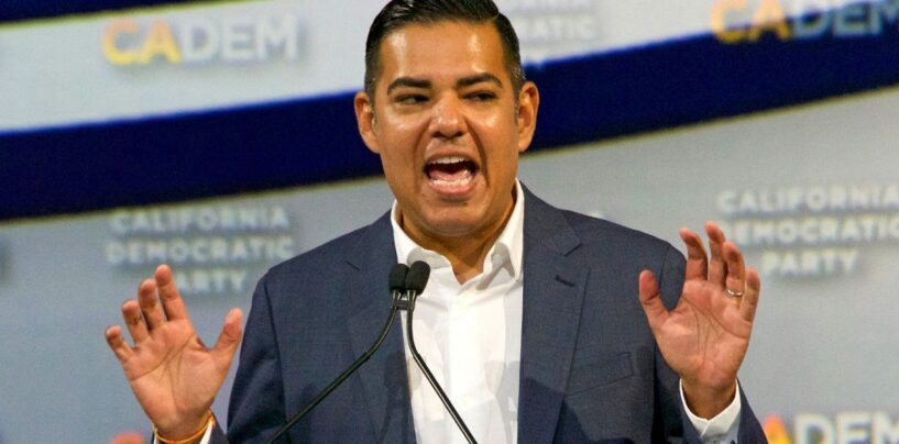 Le démocrate Robert Garcia vient de recevoir un Thirsty Award et sa réponse est la chose la plus GAY jamais vue