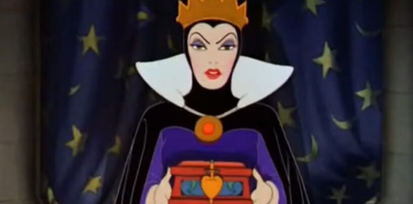 L'invité intitulé Disney World a une crise transphobe, a l'air d'un imbécile et se fait rôtir