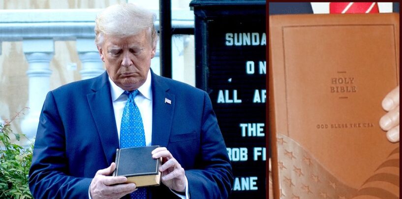 C'est Pâques et Trump a passé la semaine sainte à colporter une Bible
