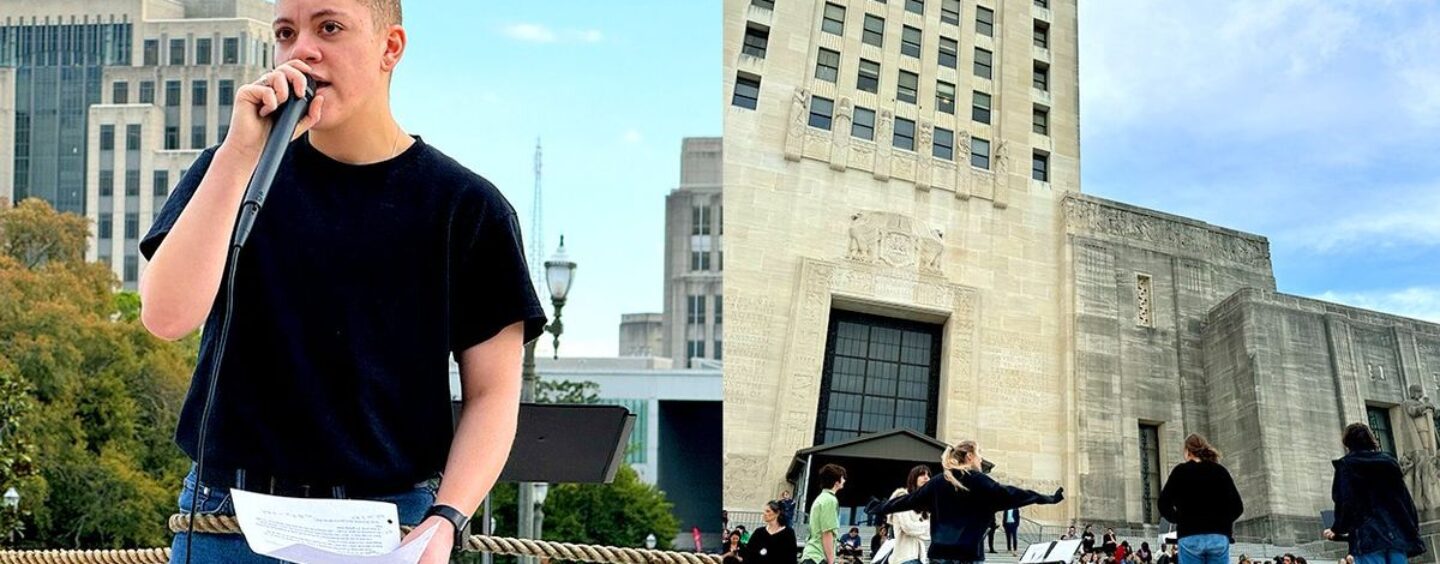 Des étudiants en théâtre de Louisiane se rendent aux marches du Capitole de l'État pour protester contre le projet de loi « Ne dites pas gay »