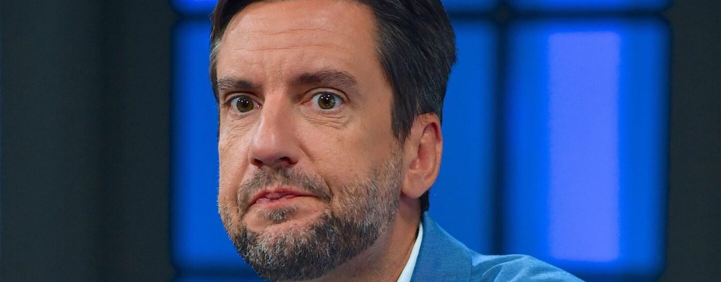 Internet entraîne un commentateur anti-LGBTQ+ qui a tweeté en colère à propos du procès de Trump