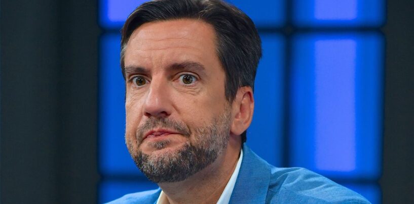 Internet entraîne un commentateur anti-LGBTQ+ qui a tweeté en colère à propos du procès de Trump