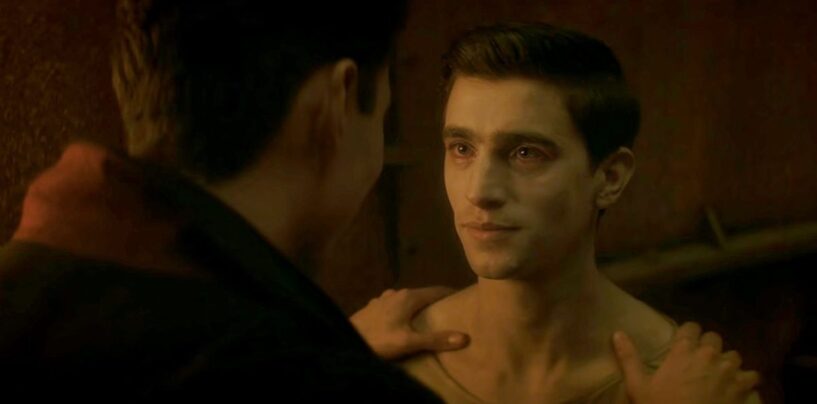 George Rexstrew, la star de « Dead Boy Detectives », dans *cette* scène dans les escaliers avec Charles